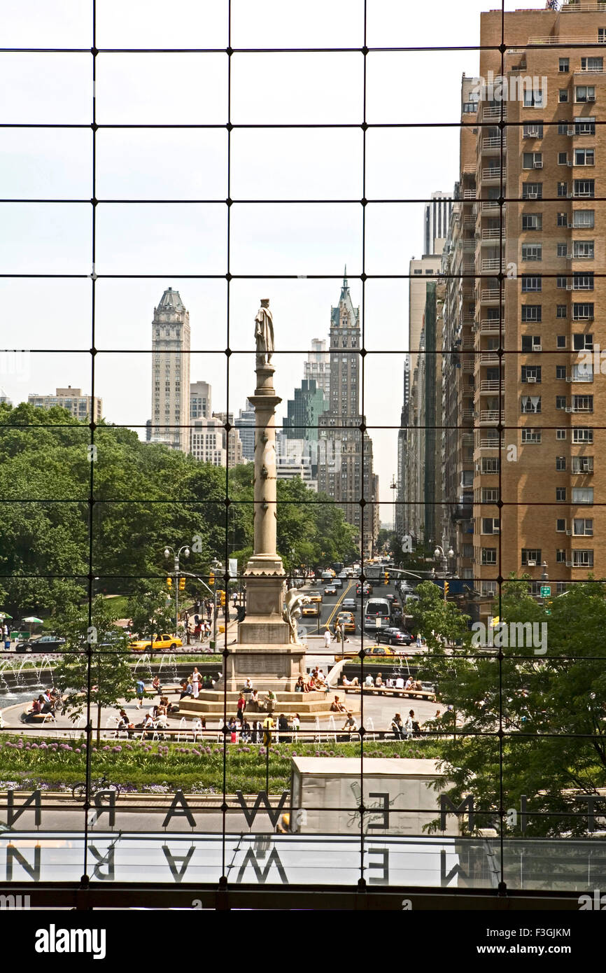 Vista del Columbus circle in midtown Manhattan come visto da un edificio in vetro ; New York ; U.S.A. Stati Uniti d'America Foto Stock