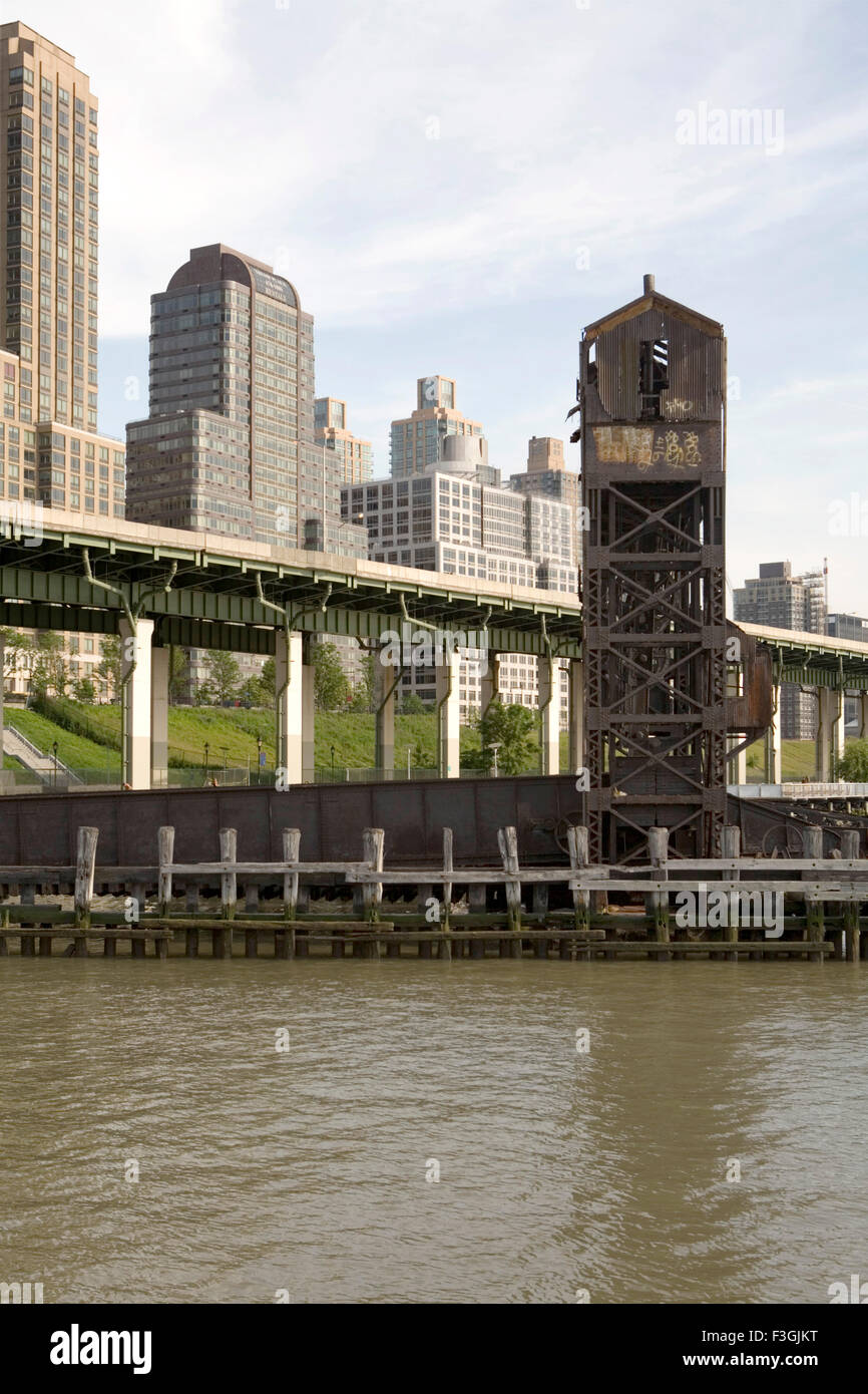 Vecchia struttura sul fiume Hudson e moderni edifici di Manhattan in background ; New York ; U.S.A. Foto Stock