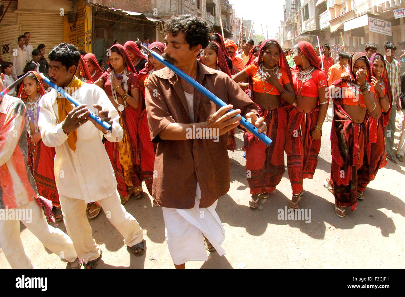 Danze tribali su Holi festival suonare il flauto di Vadodara Gujarat India Foto Stock
