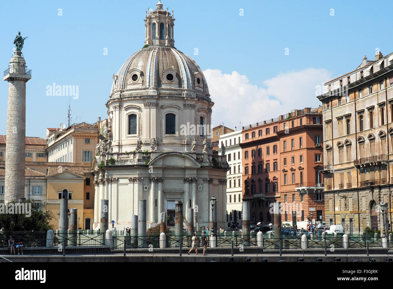 Colonna di Traiano e la Chiesa del Santissimo Nome di Maria al Foro Traiano Foto Stock