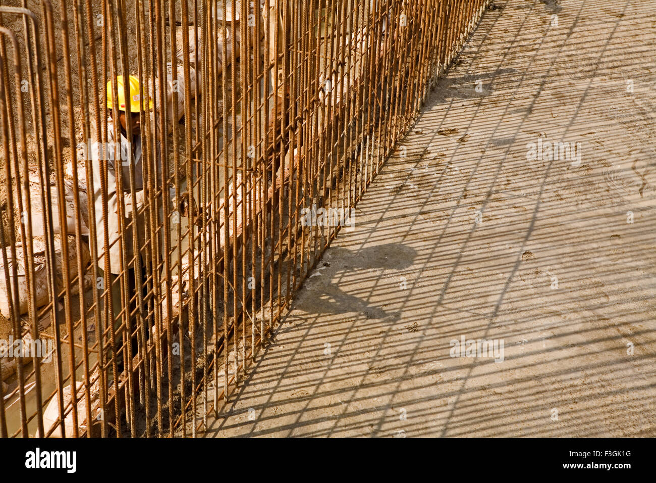 Costruzione i lavoratori che operano in un quadro di ferro per il riempimento della soletta di calcestruzzo di cemento miscela Ahmedabad Foto Stock