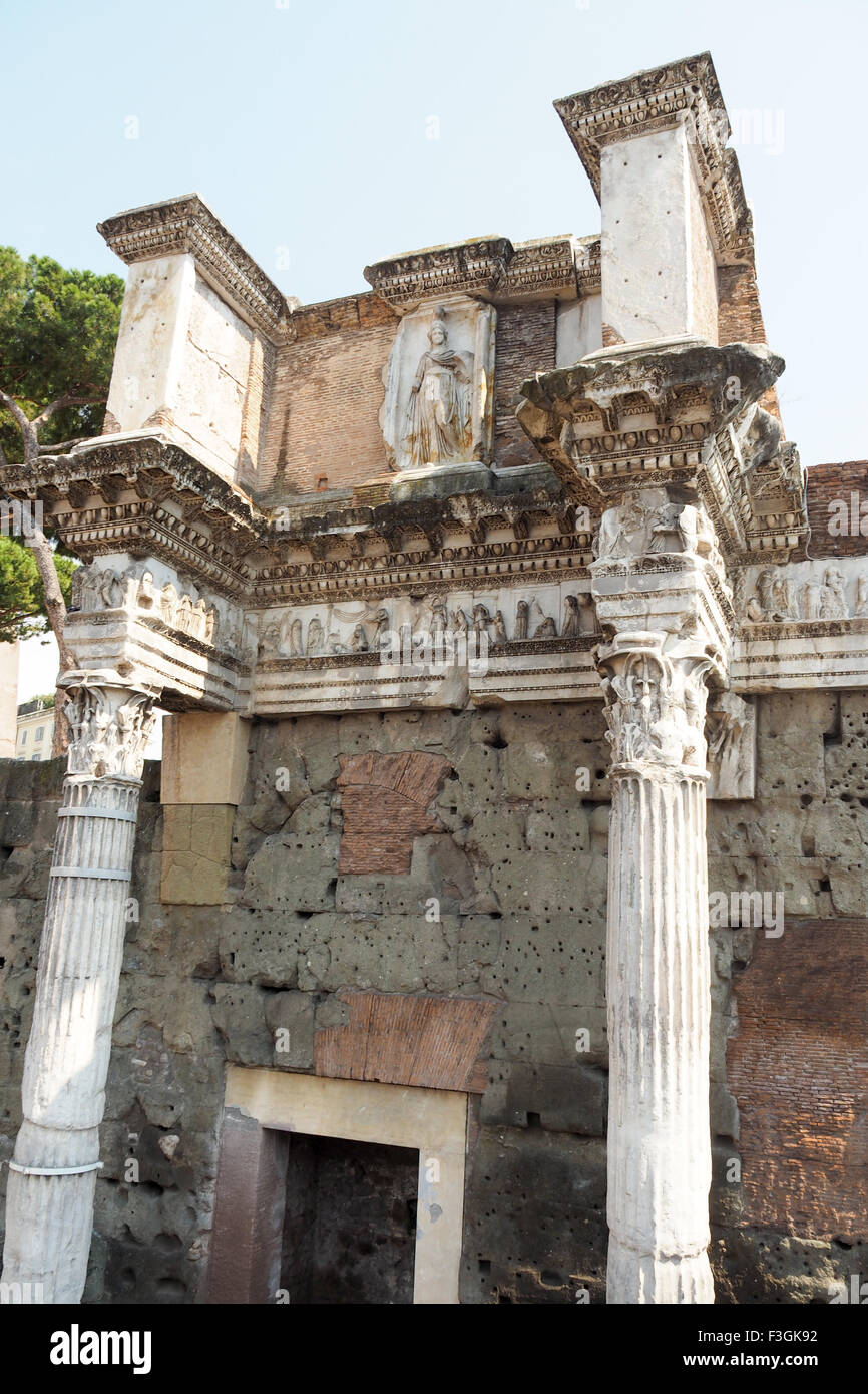 Ornato di Colonne e rovine del Foro di Nerva, Roma. Foto Stock