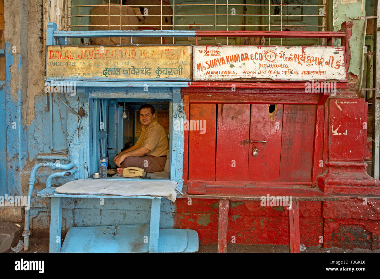 Il livello inferiore di spazio 3 piedi di altezza 3 piedi larghezza 5ft deep diventa un ufficio per un commerciante di spezie Mumbai Maharashtra Foto Stock