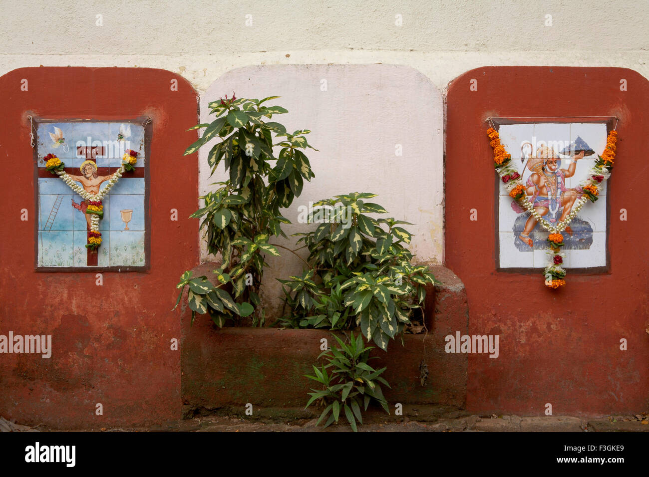 Le immagini dipinte di Gesù Cristo Signore Hanuman piastrelle ceramiche aiuola contribuendo a mantenere pulita circostante Mumbai Maharashtra Foto Stock