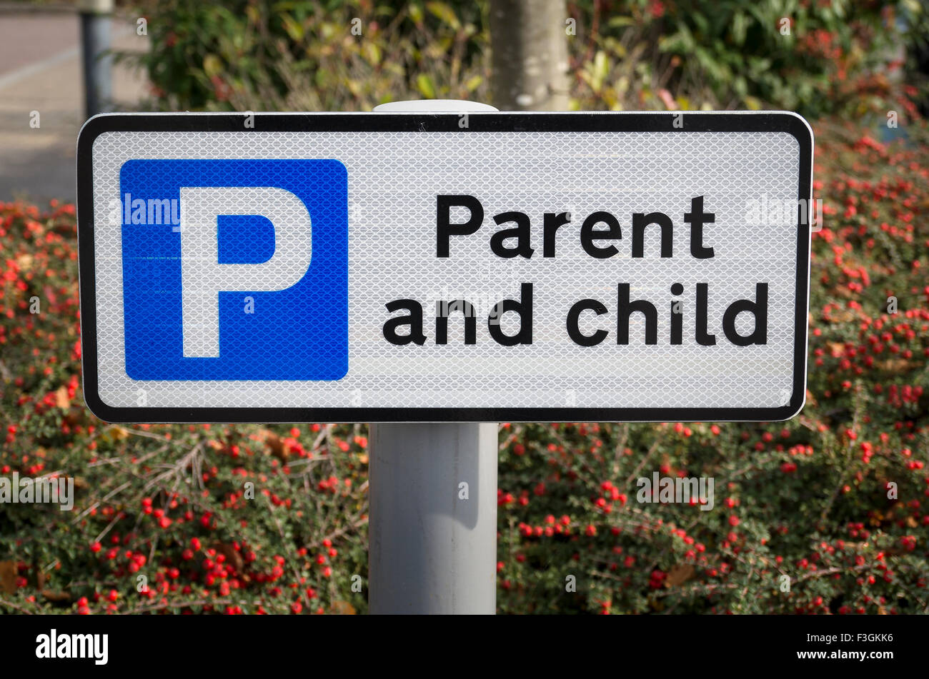 Simbolo di parcheggio con uso limitato per il genitore e bambino quando si visita ospedale del Regno Unito Foto Stock