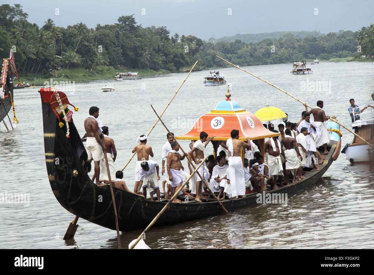 I sacerdoti facendo rituali per la sicurezza in barca gara ; Aranmula ; Kerala ; India Foto Stock