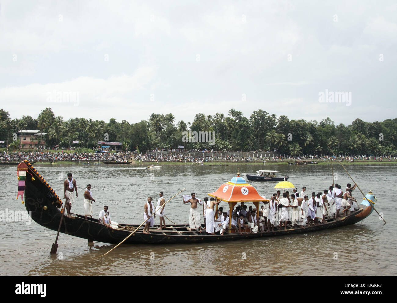 I sacerdoti facendo rituali per la sicurezza in barca gara ; Aranmula ; Kerala ; India Foto Stock