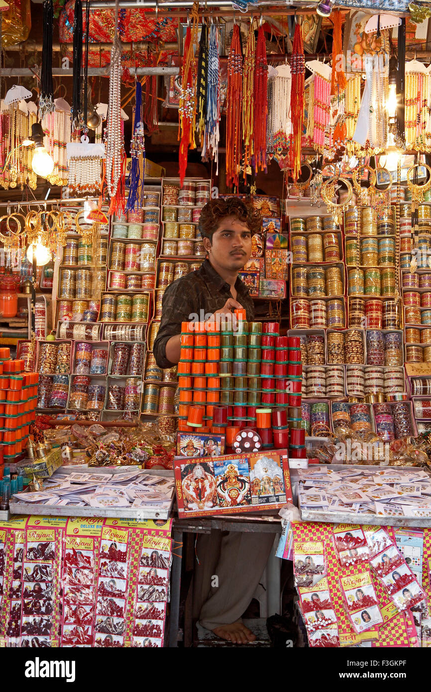 Un fornitore visualizza varie offrendo indiano al Dio al di fuori di un tempio ; Mumbai Bombay ; Maharashtra ; India Foto Stock