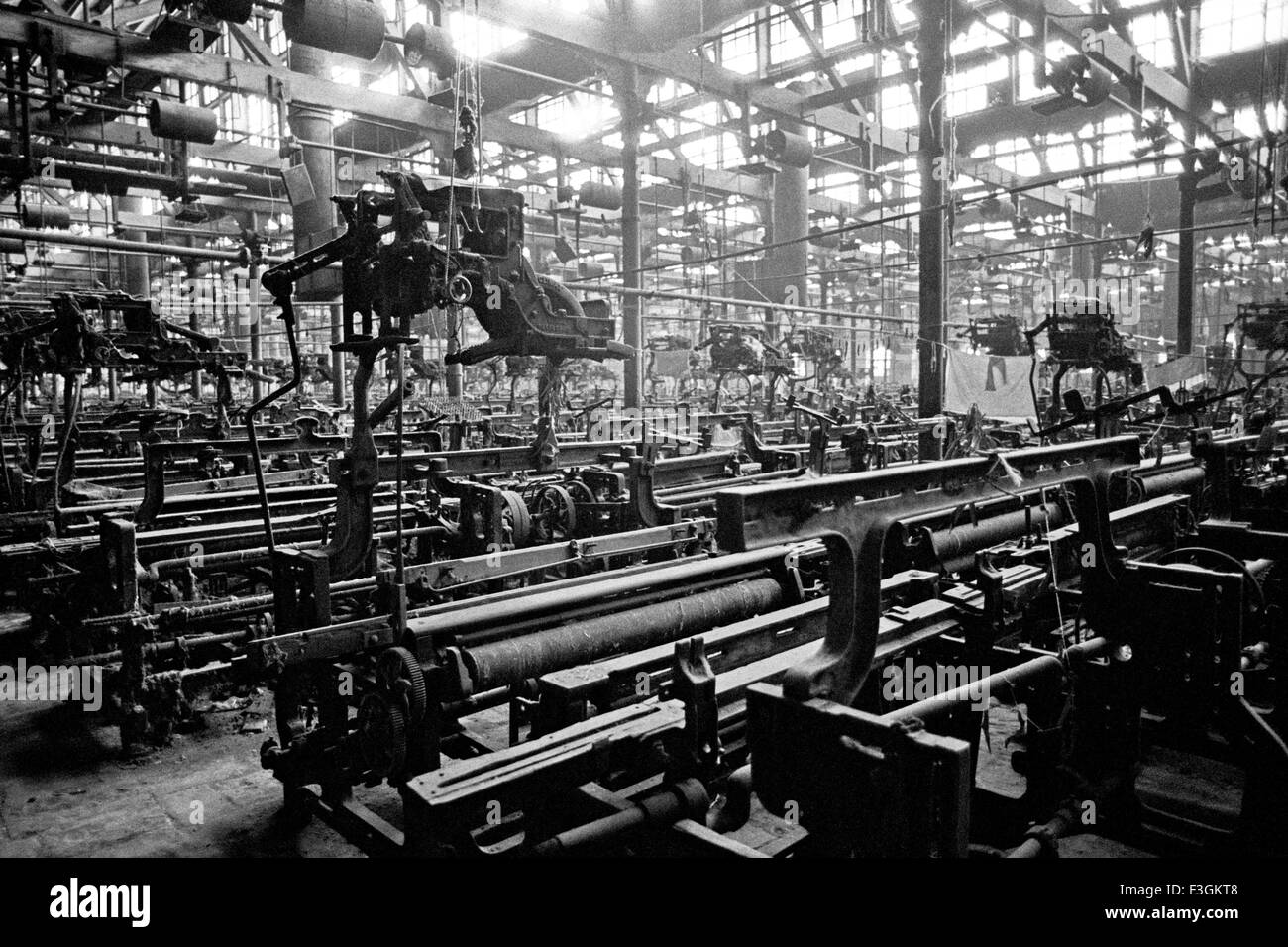 Chiusa fabbrica tessile a causa dello sciopero Bombay Mumbai Maharashtra India Asia indiano vecchio 1900s vintage Foto Stock