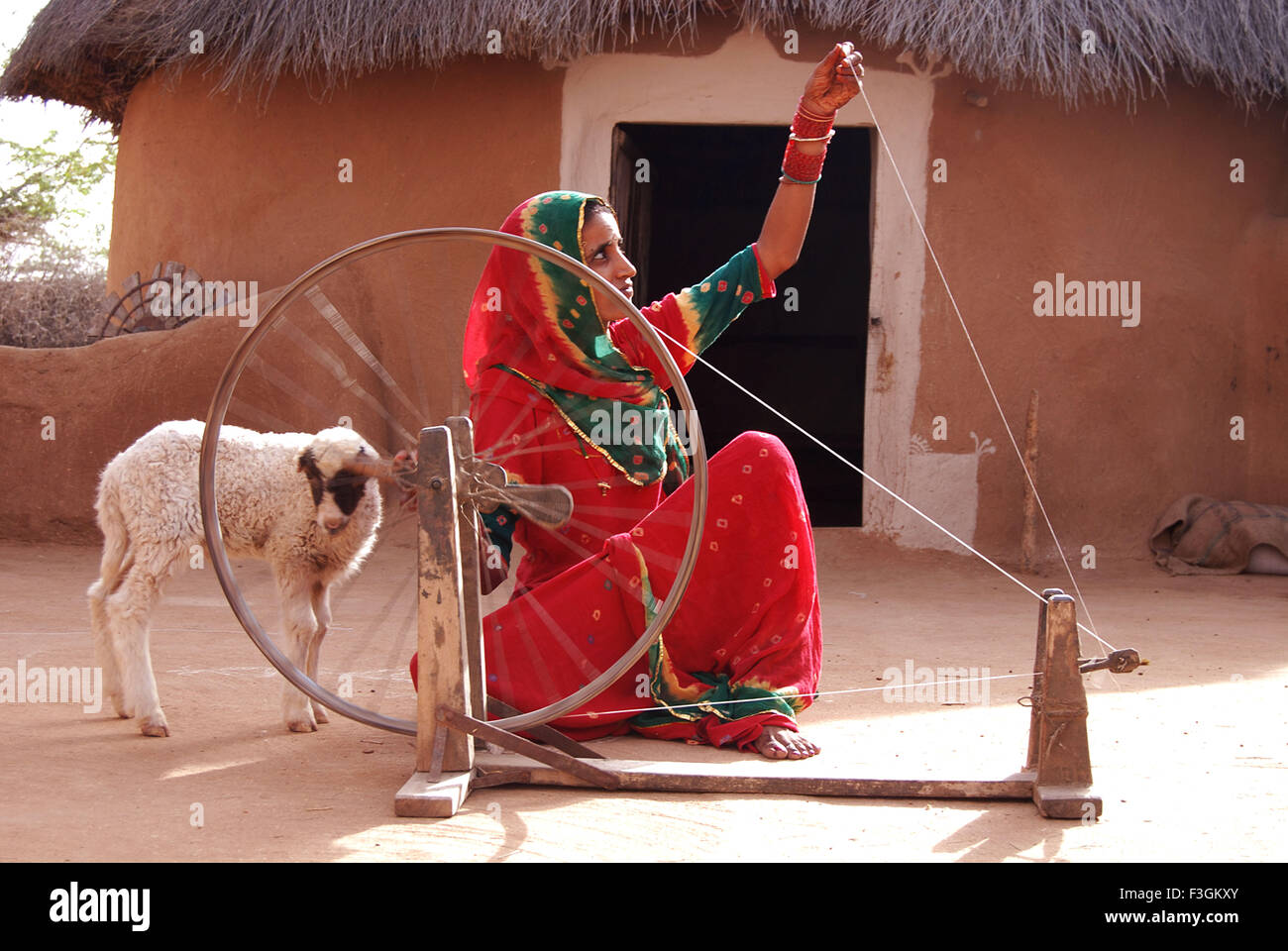 Signora lavorando sulla ruota di filatura ; Jodhpur ; Rajasthan ; India Foto Stock