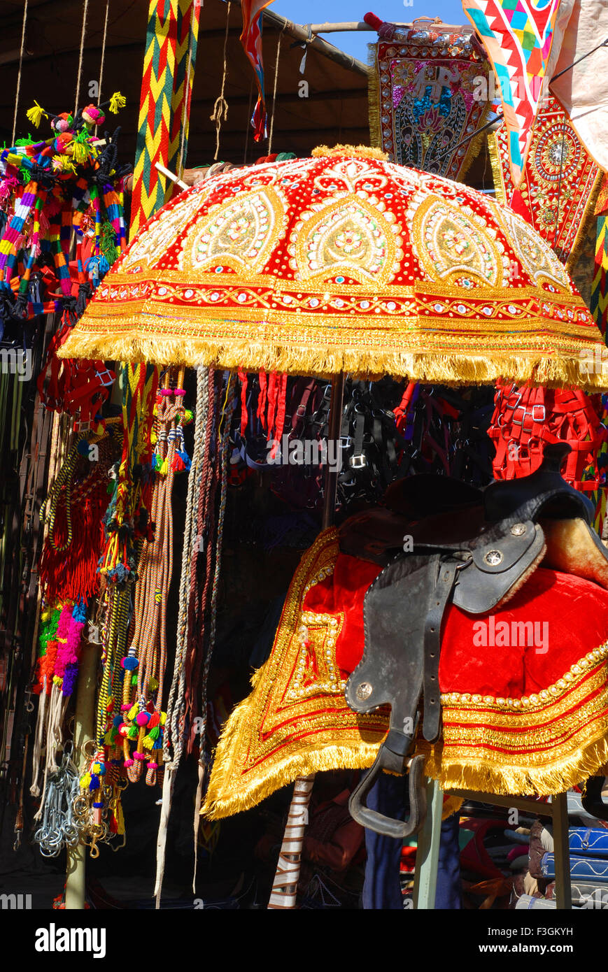 Materiale di decorazione del cammello, fiera di Pushkar, fiera del cammello di Pushkar, Kartik Mela, Pushkar Mela, Pushkar, Ajmer, Rajasthan, India, Asia Foto Stock