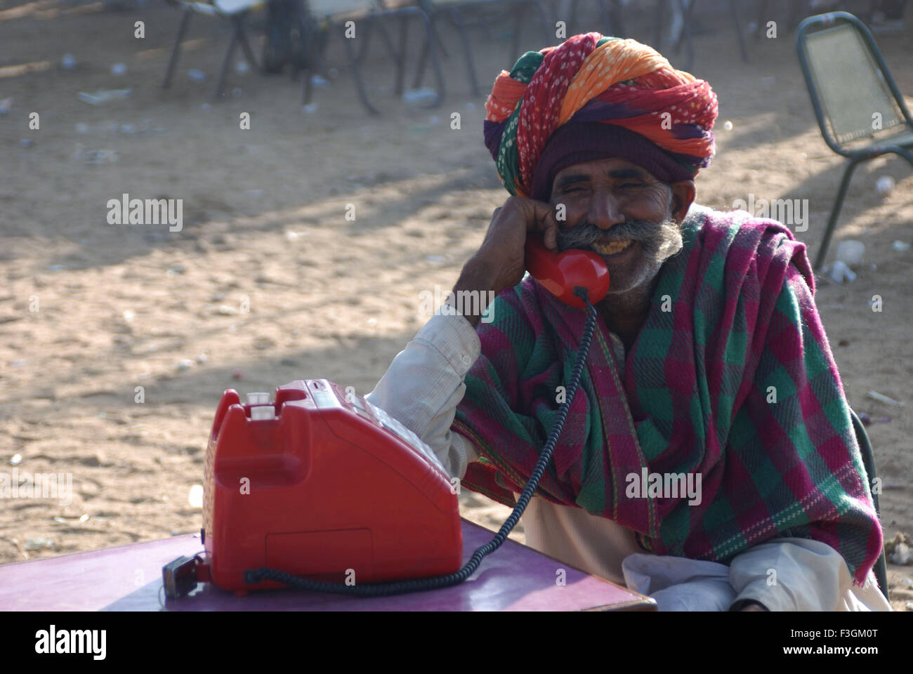 Uomo che parla sul telefono pubblico, fiera Pushkar, Pushkar Camel Fair, Kartik Mela, Pushkar Mela, Pushkar, Ajmer, Rajasthan, India, Asia Foto Stock