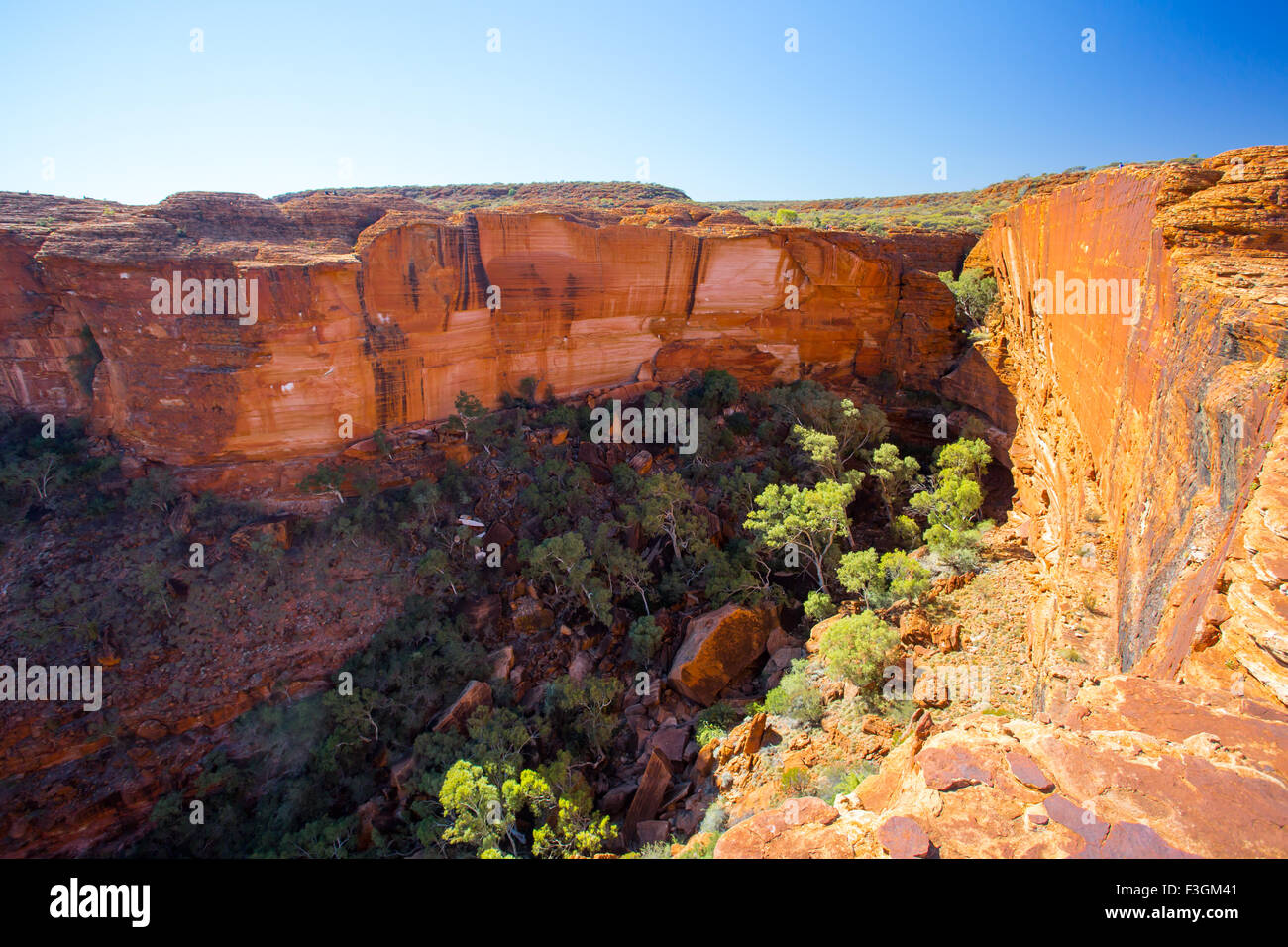 La vista in un orrido dalla cima di una scogliera a Kings Canyon nel Territorio del Nord, l'Australia Foto Stock