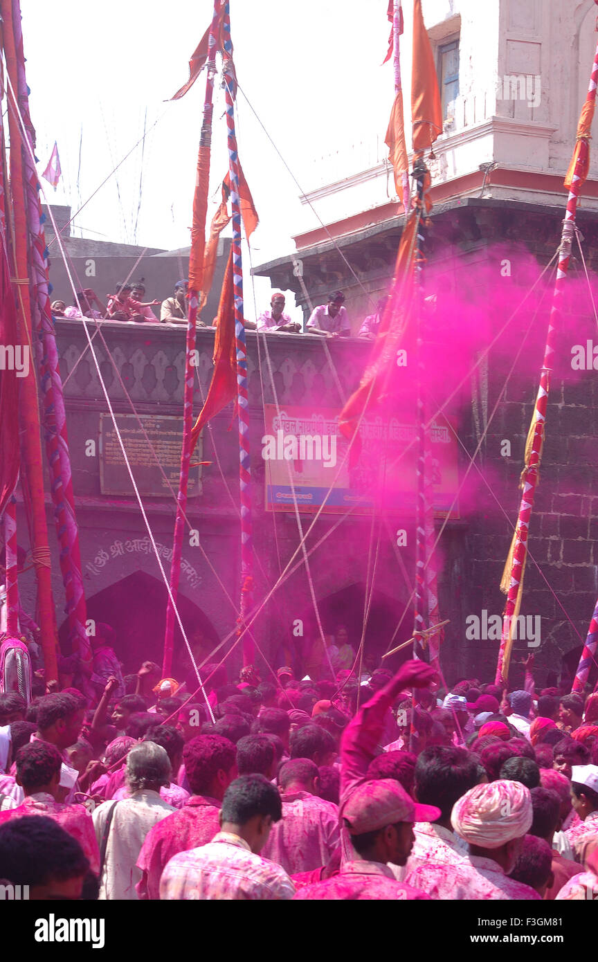 Festival offerta di gulal in nome di Jotiba dicendo Jotibacha navata chang bhala al tempio Jotiba ; Wadi ; Ratnagiri Kolhapur Foto Stock
