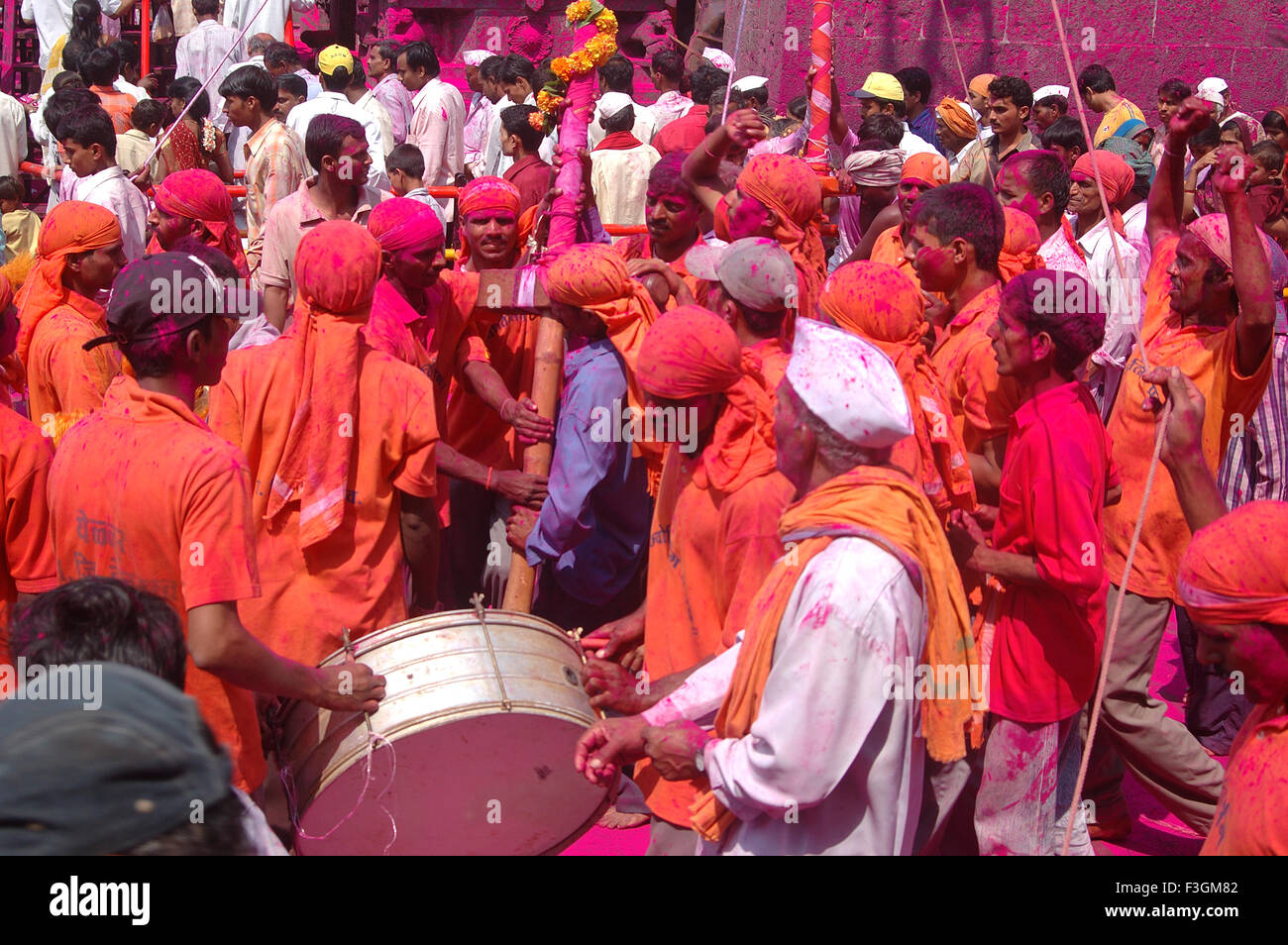 Festival offerta di gulal in nome di Jotiba dicendo Jotibacha navata chang bhala al tempio Jotiba ; Wadi ; Ratnagiri Kolhapur Foto Stock