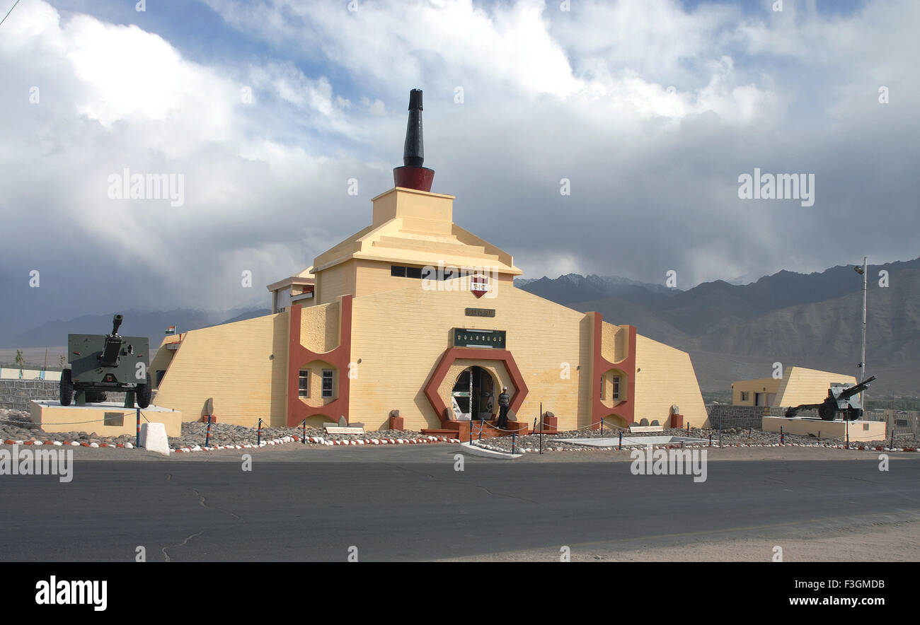 Hall of Fame con due cannoni su entrambi i lato museo dedicato a Ladakhi cultura e tradizione a Leh , Ladakh , Kashmir , India Foto Stock