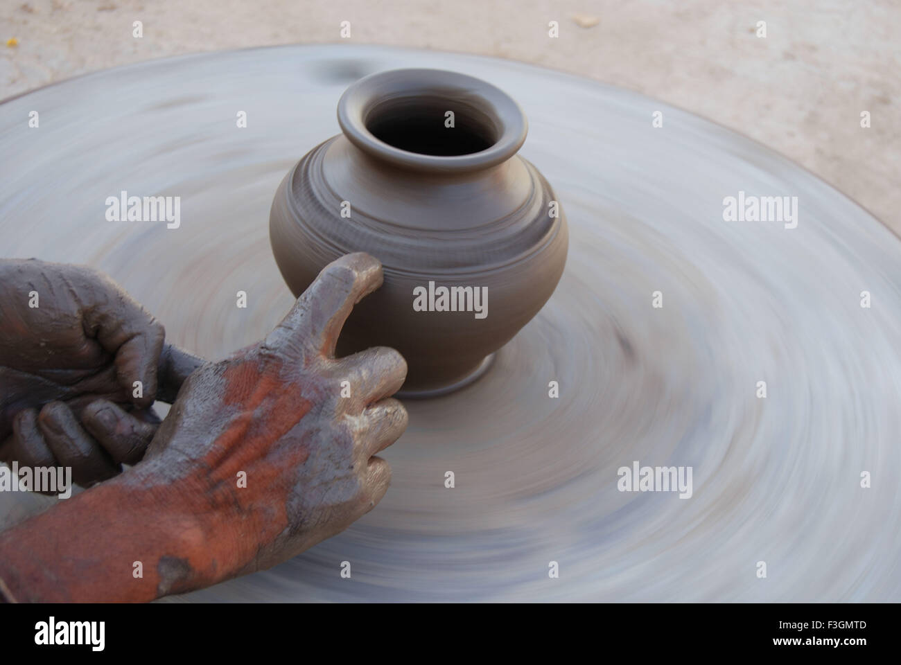 Potter rendendo pot su ruota ; Jodhpur ; Rajasthan ; India Foto Stock