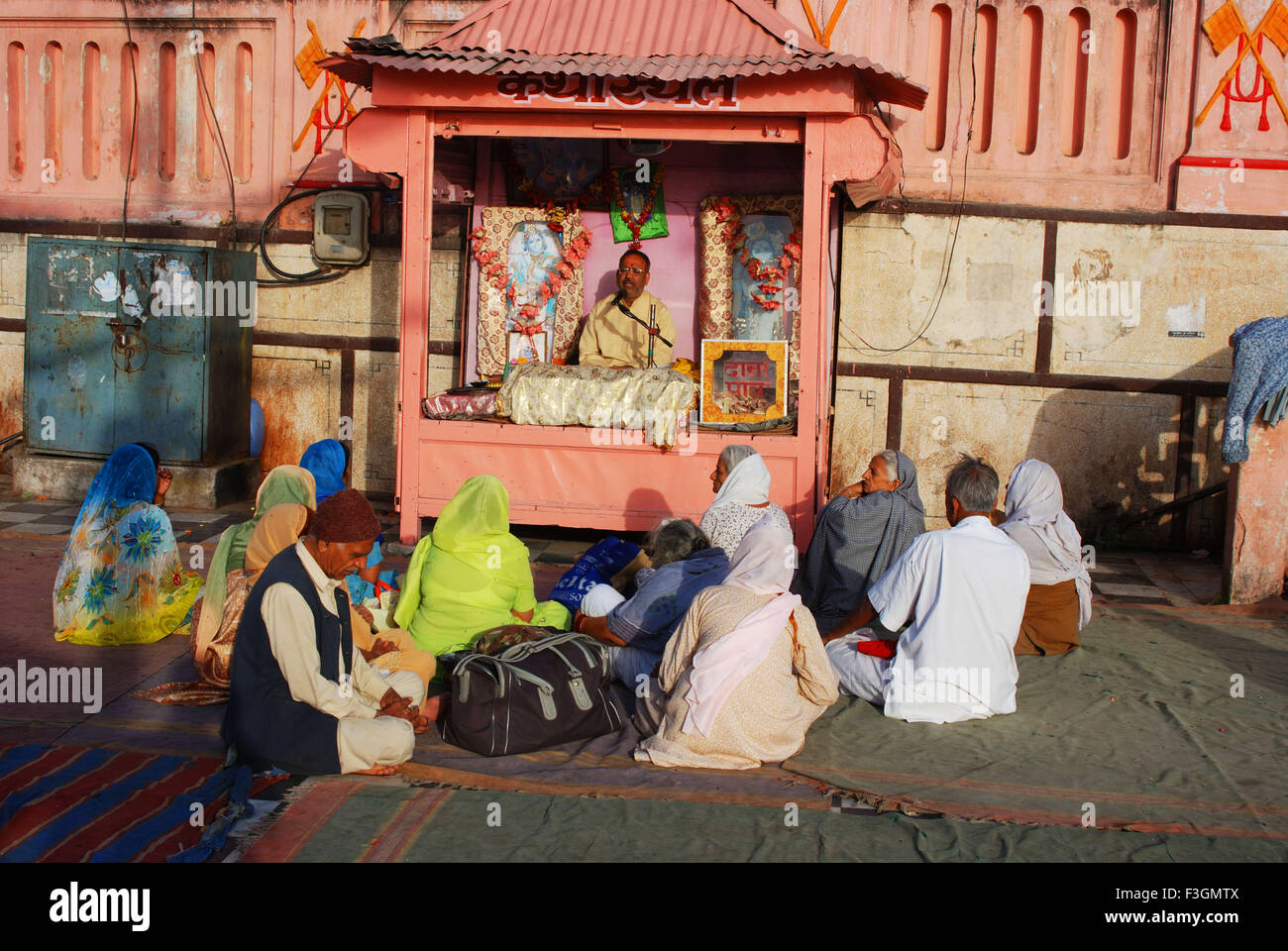 Ascolto di sermoni religiosi a Har Ki Pauri ; Haridwar ; Uttar Pradesh ; India Foto Stock