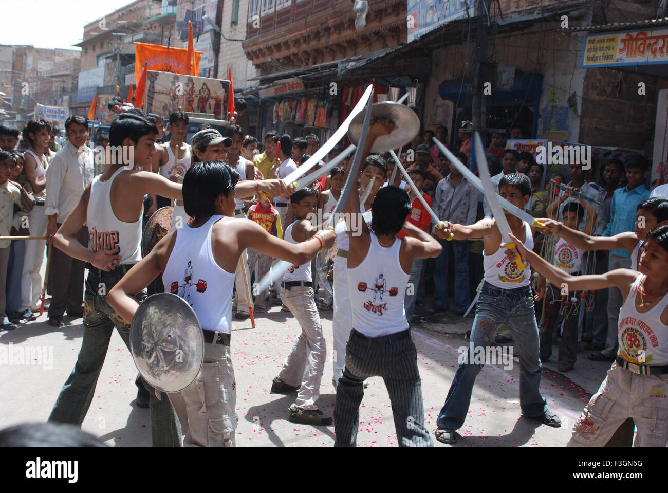 I bambini di eseguire lo spettacolo acrobatico in processione Ramnavmi ; Jodhpur ; Rajasthan ; India Foto Stock