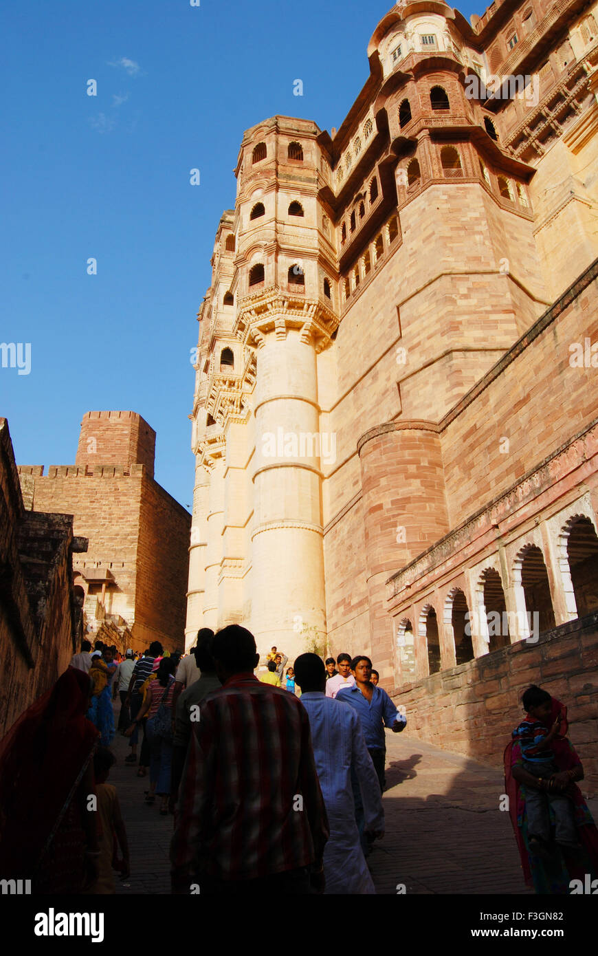 Visitatori all'interno forte mehrangarh ; Jodhpur ; Rajasthan ; India Foto Stock