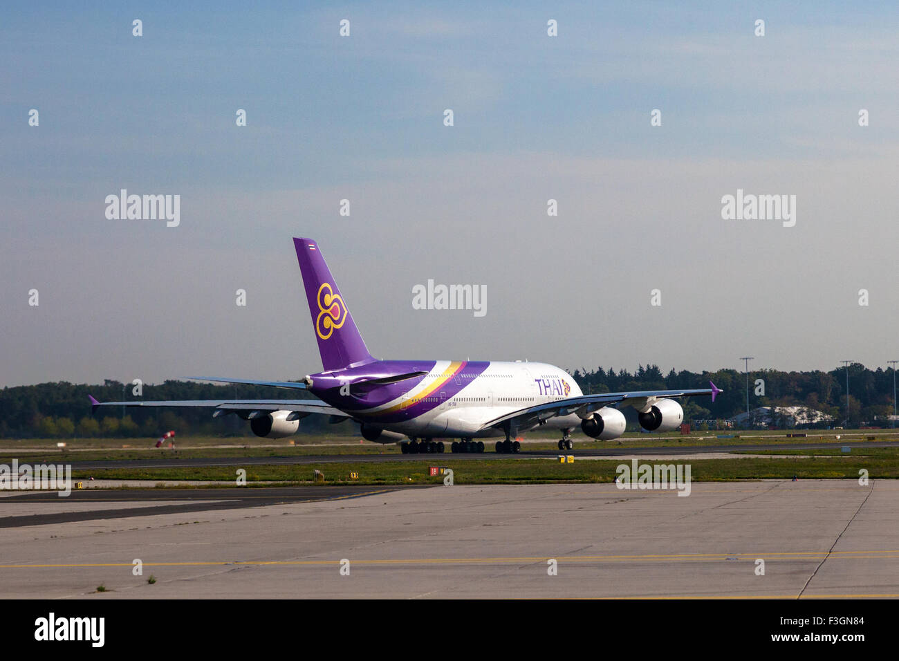 Thai Airways A380 presso la pista dell'aeroporto di Francoforte Foto Stock