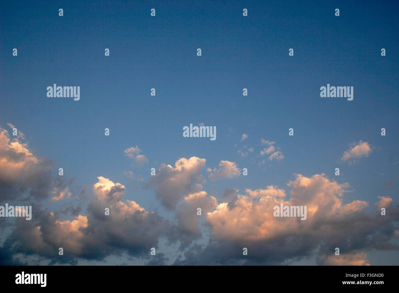Abstract del fenomeno naturale di formazione delle nuvole con blue skies ;; Pune Maharashtra ; India Foto Stock