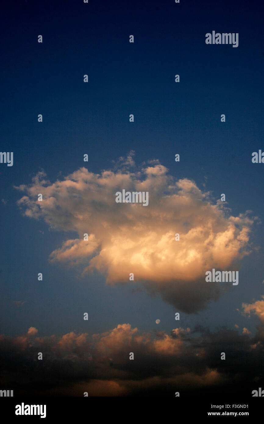 Abstract del fenomeno naturale di formazione delle nuvole con la luna e cielo blu ;; Pune Maharashtra ; India Foto Stock