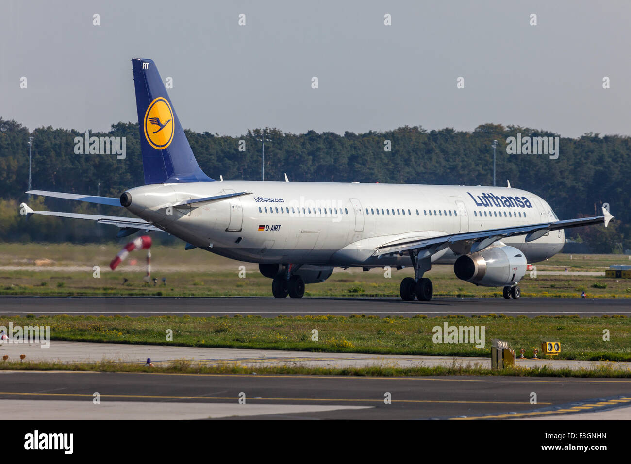 Lufthansa Airbus A321 presso la pista dell'aeroporto di Francoforte Foto Stock