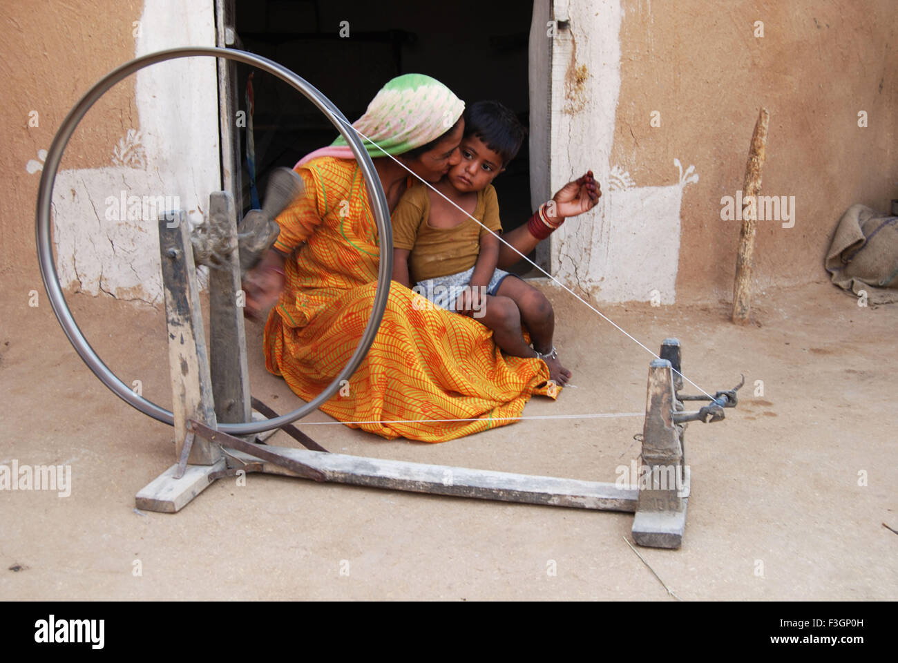 Donna con ruota di filatura ; Bikaner ; Rajasthan ; India Foto Stock
