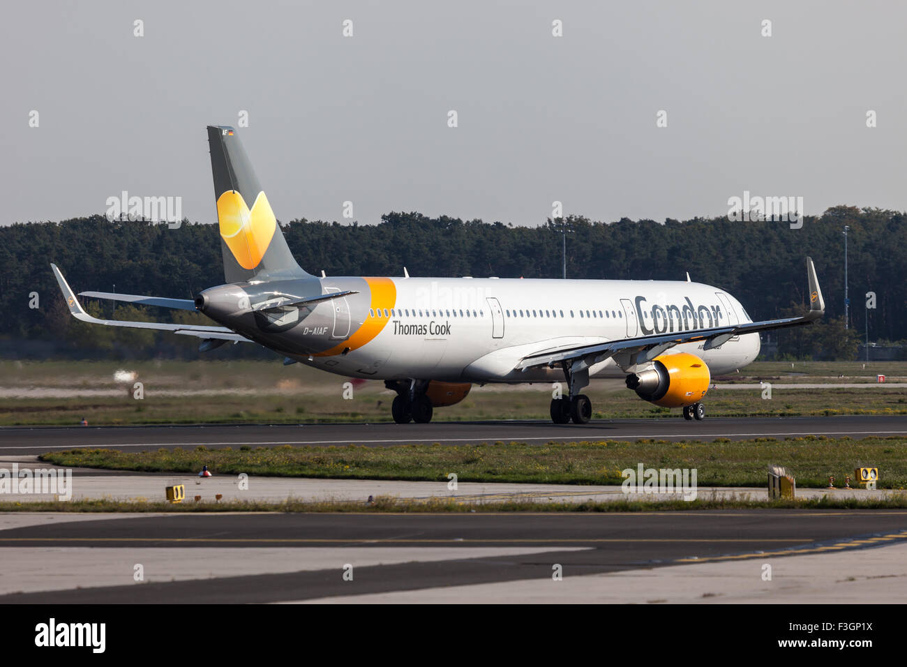 Condor Airbus A321 presso la pista dell'aeroporto di Francoforte Foto Stock