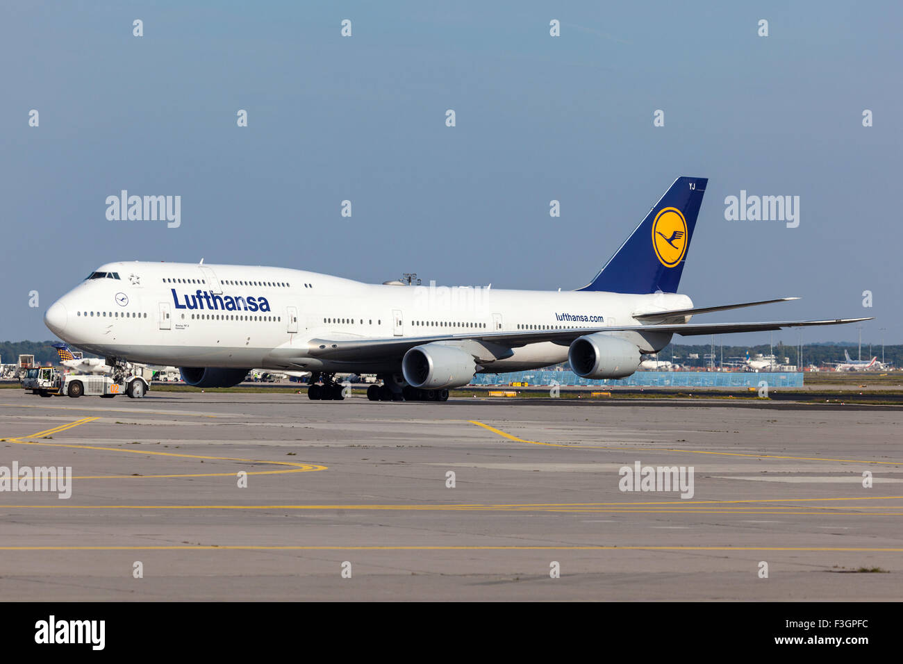 Lufthansa Boeing 747-8 presso la pista dell'aeroporto di Francoforte Foto Stock