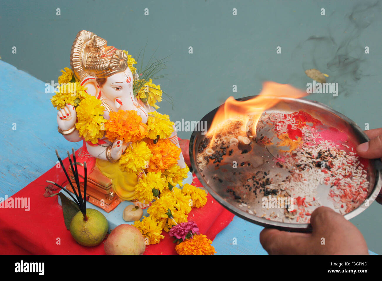 Idol del signore ganesh culto prima immersione ; Pune ; Maharashtra ; India Foto Stock