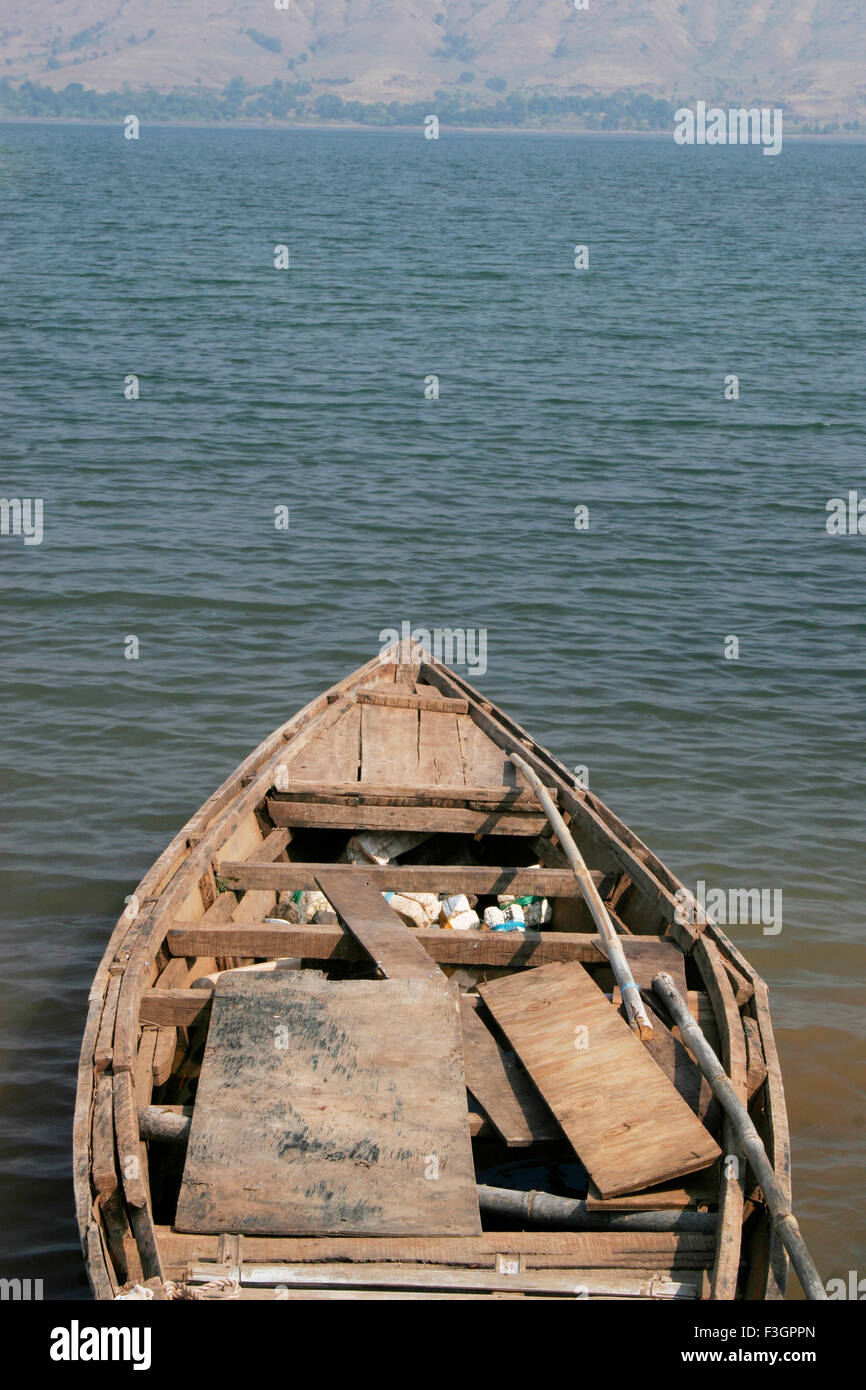 Pesca in legno barca ancorata alla banca del lago alla diga Dhom ; Wai ; Maharashtra ; India Foto Stock