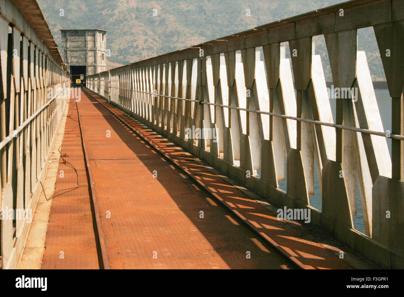 Dhom Dam ponte con ferrovia, Wai, Maharashtra, India, Asia Foto Stock
