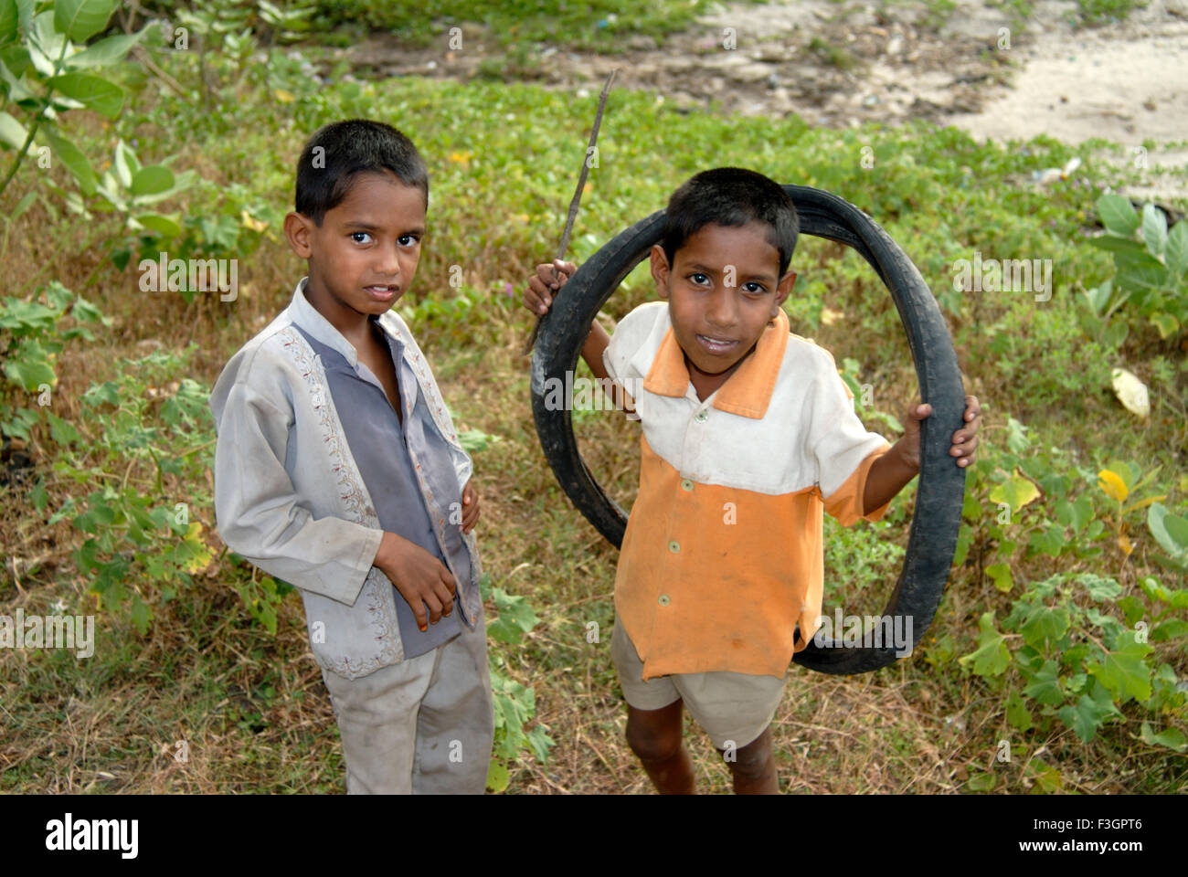 Ragazzi con pneumatico per bicicletta, Harne Bunder ; Taluka Dapoli ; Distretto Ratnagiri ; Maharashtra ; India , asia Foto Stock