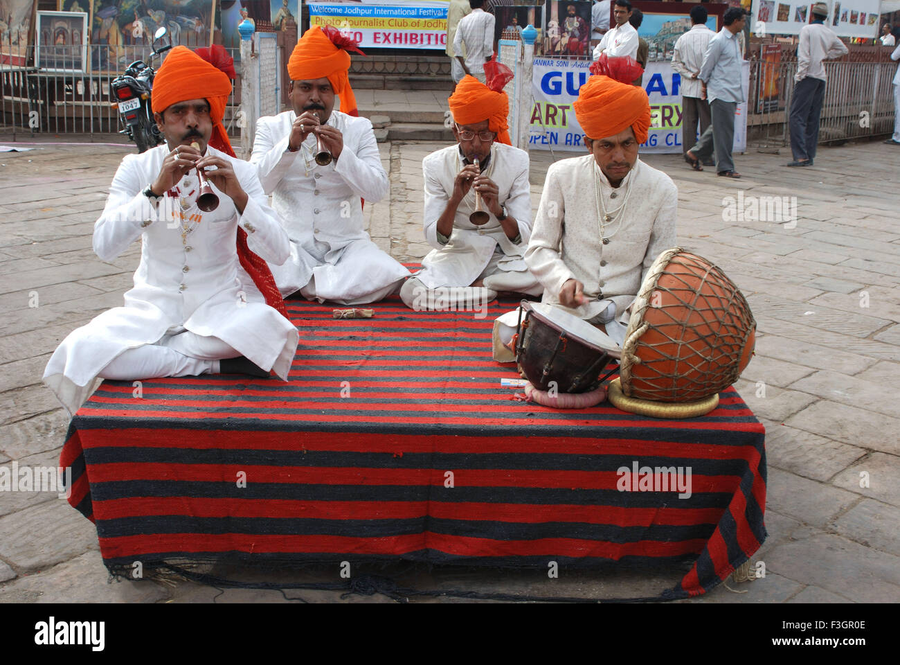 Shehnai giocatori alla torre dell orologio mercato ; Jodhpur ; Rajasthan ; India Foto Stock