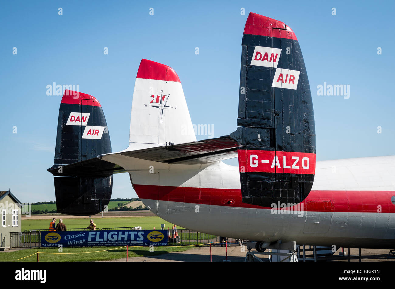Tre impennaggi pinna degli anni cinquanta velocità aerodinamica Ambasciatore aeromobili civili restaurato a IWM Duxford REGNO UNITO Foto Stock