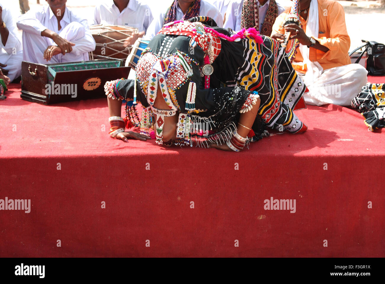 Folk ; Kalbelia ballerino anelli di prelievo dal suo occhio coperchio ; Jodhpur ; Rajasthan ; India Foto Stock