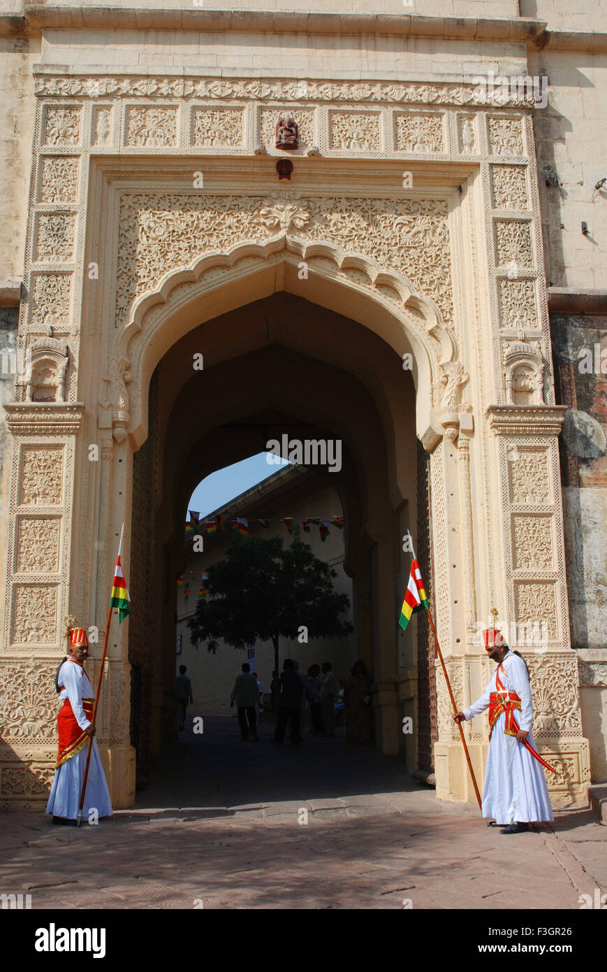 Portieri al Forte Mehrangarh cancello principale ; Jodhpur ; Rajasthan ; India Foto Stock
