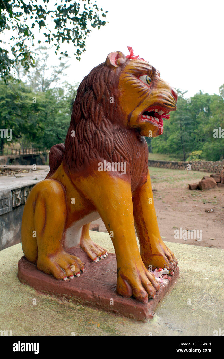 Lion statua presso il tempio di shree devi Bhagvati sansthan ; village Kotkamte ; District Sindhudurga ; Maharashtra ; India Foto Stock