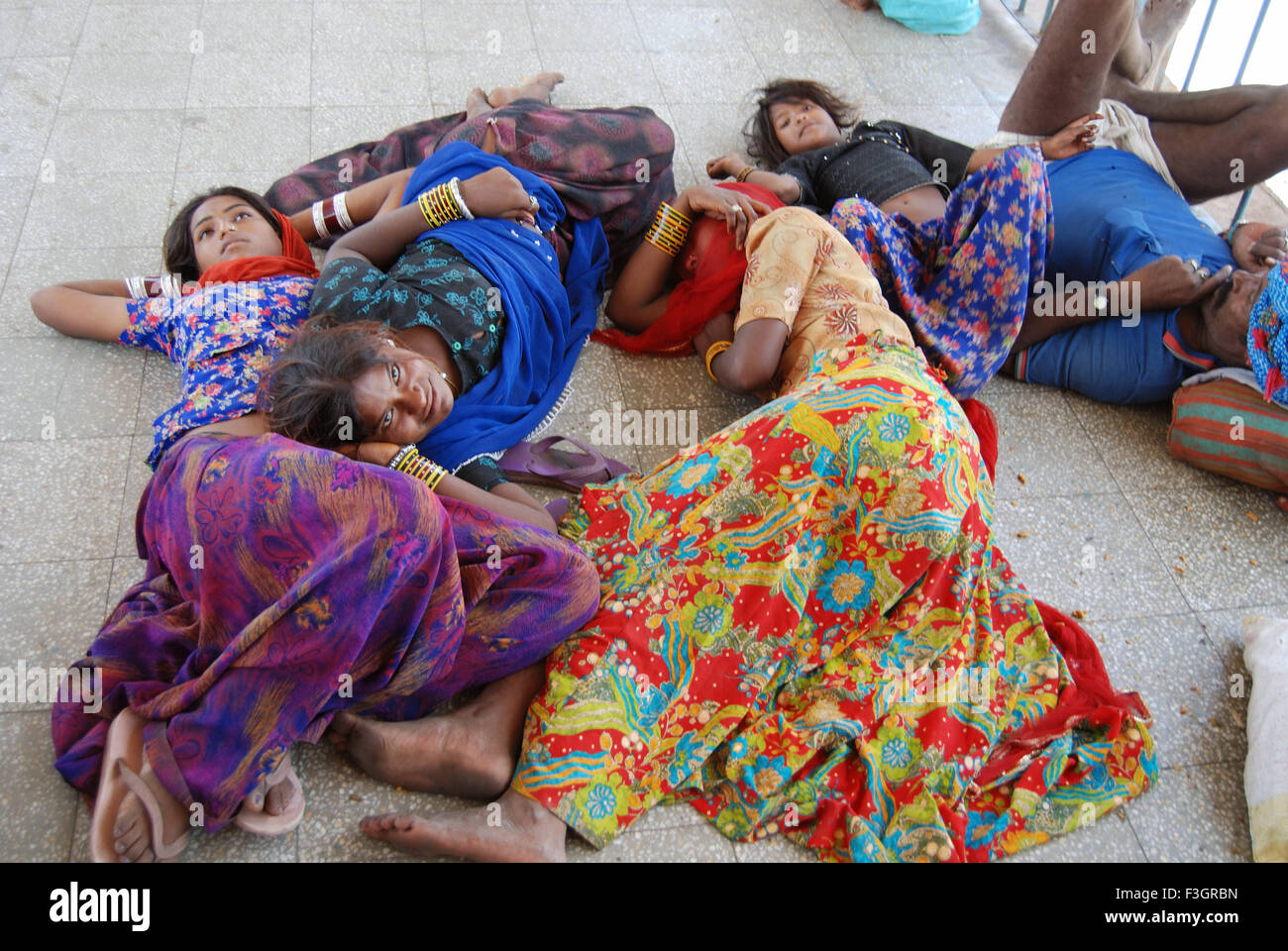 Le donne relax su oltre il ponte sulla stazione ferroviaria ; Jodhpur ; Rajasthan ; India Foto Stock