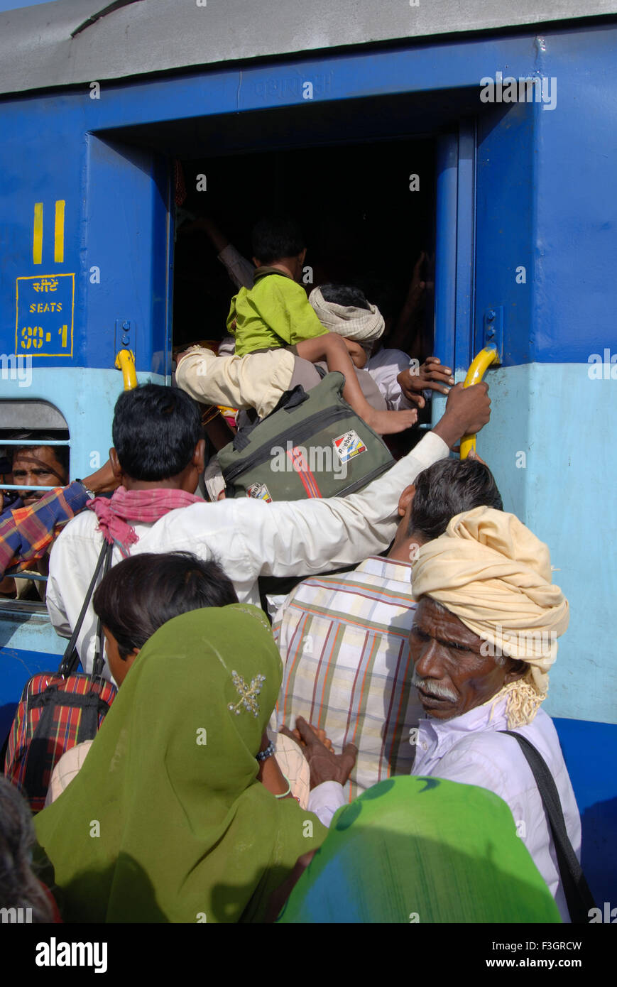 Folla cercando di ottenere in pullman di treno sulla stazione ferroviaria ; Jodhpur ; Rajasthan ; India Foto Stock