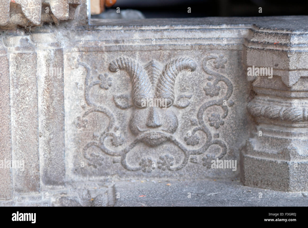 Kirtimukh scolpito in pietra a Laxmi Narsihapur tempio ; Taluka Indapur ; District Pune ; Maharashtra ; India Foto Stock