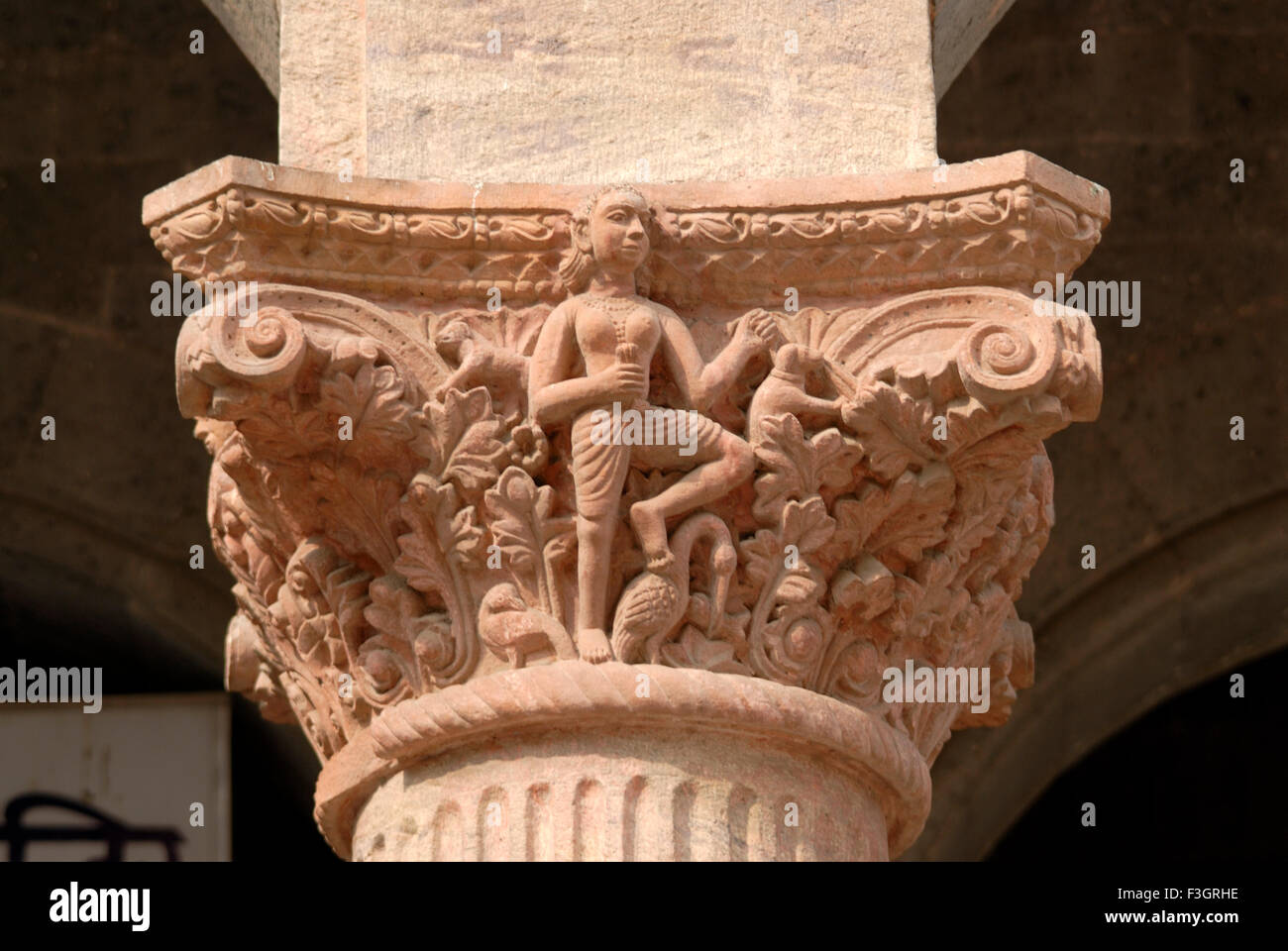 Signora scolpito sul pilastro decorativi di vecchio palazzo di Indore ; Madhya Pradesh ; India Foto Stock