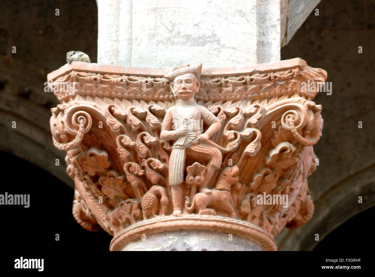 Maratti iavan scolpito sul pilastro decorativi di vecchio palazzo di Indore ; Madhya Pradesh ; India Foto Stock