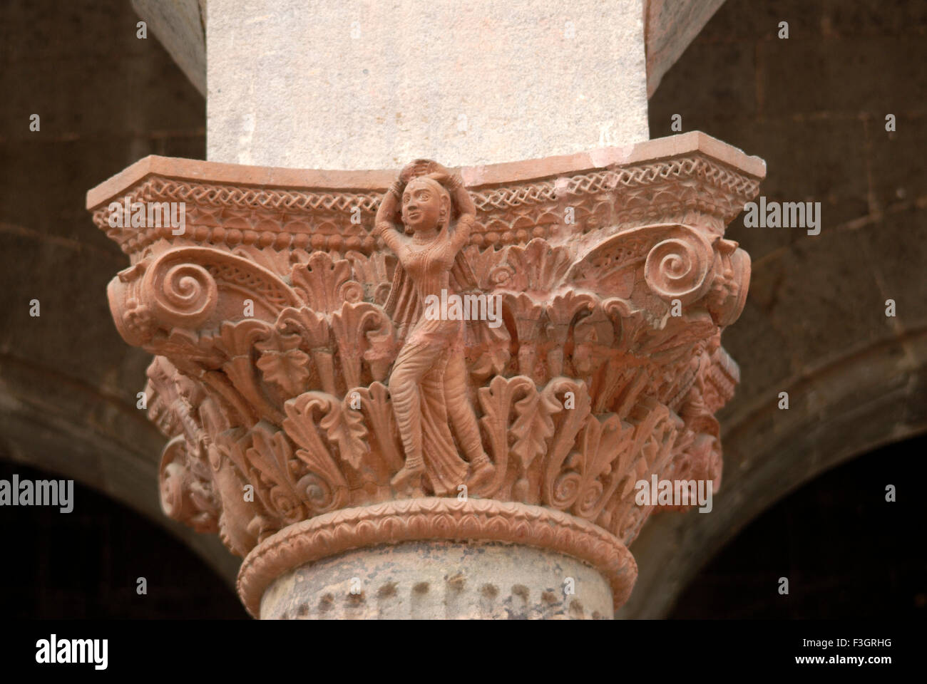 Maratti lady ballerina scolpito sul pilastro decorativi di vecchio palazzo di Indore ; Madhya Pradesh ; India Foto Stock