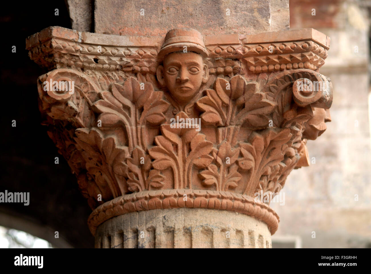 Volto di uomo inglese scolpito sul pilastro decorativi di vecchio palazzo di Indore ; Madhya Pradesh ; India Foto Stock