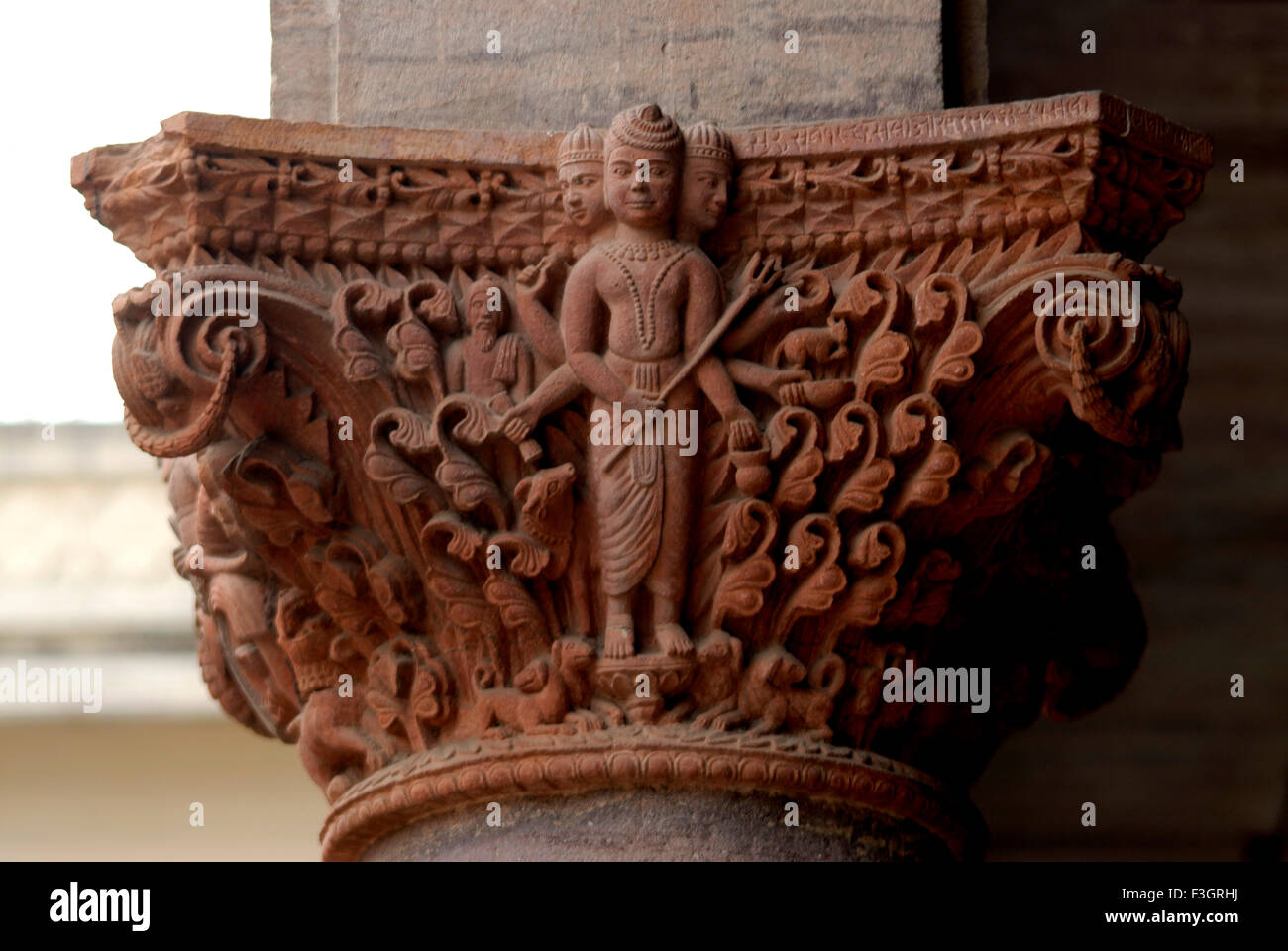 Idolo di dio Dutta scolpito sul pilastro decorativi di vecchio palazzo di Indore ; Madhya Pradesh ; India Foto Stock