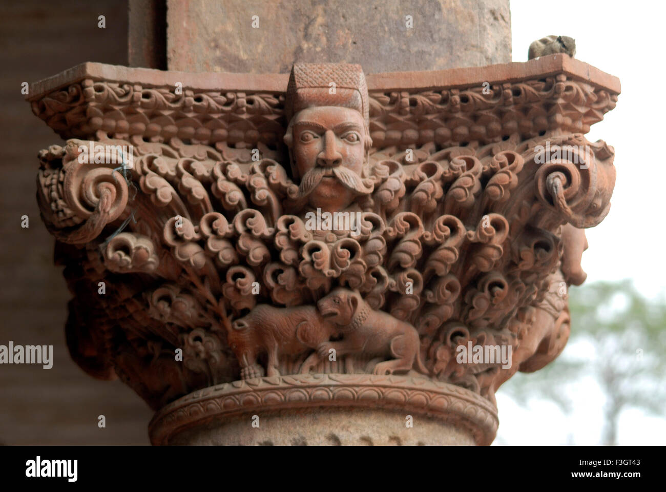 Volto di uomo Parshi scolpito sul pilastro decorativi di vecchio palazzo di Indore ; Madhya Pradesh ; India Foto Stock