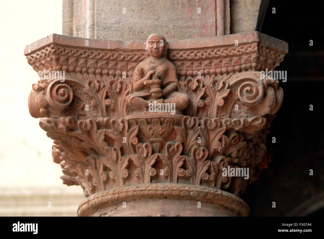 Signora con Shiva lingam scolpito sul pilastro decorativi di vecchio palazzo di Indore ; Madhya Pradesh ; India Foto Stock